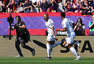 Kylian Mbappé celebra el 0-1 de penalti. 
