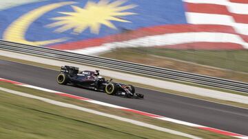 SEP09 SEPANG (MALASIA), 30/09/2016.- El piloto español de Fórmula Uno Fernando Alonso (McLaren Honda) conduce su monoplaza durante la primera sesión de entrenamientos libres del Gran Premio de Malasia en el circuito de Sepang (Malasia) hoy, viernes 30 de septiembre de 2016. El Gran Premio de Malasia se disputará el 2 de octubre. EFE/Fazry Ismail