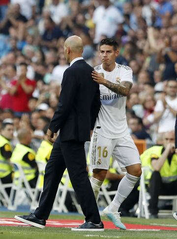 El jugador colombiano fue cambiado en el minuto 56 por Vinícius. En la salida, James dirigió unas palabras a su entrenador Zidane.