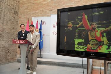 El actual campeón del mundo de peso pluma de la UFC, Ilia Topuria (d) y el alcalde de Toledo, Carlos Velázquez (i), durante una rueda de prensa posterior a una reunión en el Despacho de Alcaldía.