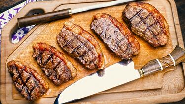 La picaña es un corte de carne de res muy popular en Brasil. Se encuentra en la parte superior de la cadera, a ambos lados de la espina dorsal, y se caracteriza por su forma triangular y una capa de grasa en la parte superior que le aporta sabor y jugosidad.
