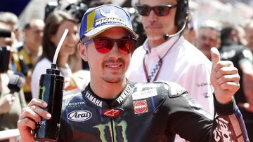 GRAFCAT779. MONTMELÓ (BARCELONA), 15/06/2019.- El piloto español de MotoGP, Maverick Viñales, del equipo Monster Energy Yamaha muestra su alegría tras marcar el tercer mejor tiempo en la sesión de entrenamientos oficiales en el Circuito de Barcelona-Cataluña donde mañana domingo se disputa el Gran Premio de Cataluña de Motociclismo. EFE/ Andreu Dalmau