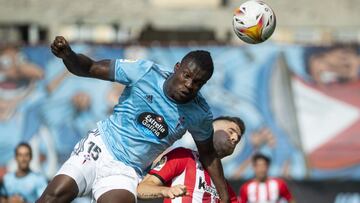 Aidoo pelea un bal&oacute;n de cabeza con Sancet durante el partido entre el Celta y el Athletic.