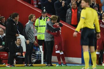 Jurgen Klopp felicita Mohamed Salah tras ser sustituido.