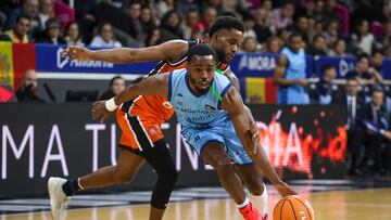 Jerrick Harding, escolta estadounidense del MoraBanc, intenta superar al escolta dominicano del Valencia Jean Montero (detrás) durante el partido de la decimonovena jornada de la Liga Endesa hoy sábado en el Polideportivo Toni Martí.