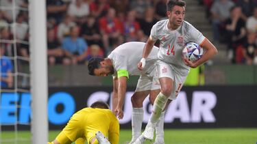 Spain's defender Eric Garcia (R) reacts after Spain's defender Inigo Martinez Berridi (C) scored the team's second goal during the UEFA Nations League - League A Group 2 football match between Czech Republic and Spain at the Sinobo Stadium in Prague, on June 5, 2022. (Photo by Michal Cizek / AFP)