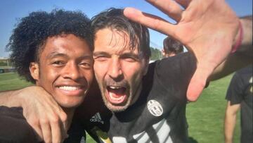 Cuadrado y Buffon en la celebración del quinto Scudetto consecutivo