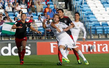 Este defensa se formó en las categorías inferiores del Atlético de Madrid, club con el que debutó y consiguió 3 títulos. En 2013 se desvinculó del equipo colchonero y firmó por el Real Madrid, en el que se incorporó al Real Madrid, que en esos momentos estaba en Segunda División. Allí disputó 19 partidos, pero el equipo descendió y el club lo echó a principios de la siguiente temporada, por lo que se quedó sin equipo. En noviembre de 2014 fichó por el Albacete, donde estuvo hasta 2017, cuando fichó por el Huesca, equipo con el que consiguió ascender a Primera División.