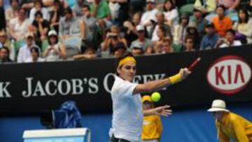 <b>RÁPIDO. </b>Roger Federer sacó a pasear su revés cortado a una mano y liquidó al eslovaco Lukas Lacko en 84 minutos. El desgaste fue mínimo.