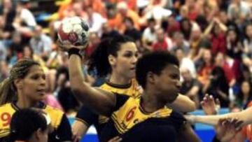 <b>FUERZA. </b>Mangué y Cuadrado, testigos de otro gol de Nely.