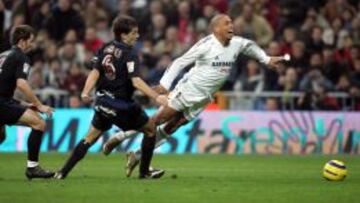 ¡PENALTI DE LABAKA! A los cuatro minutos de aquel 'minipartido' , Ronaldo fue derribado. Zidane metió el penalti. 2-1 y locura total.