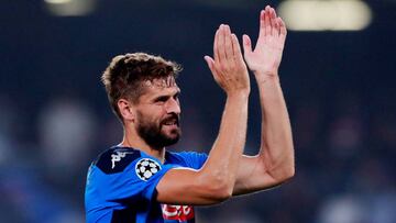 Fernando Llorente aplaude a la afición del Napolés.