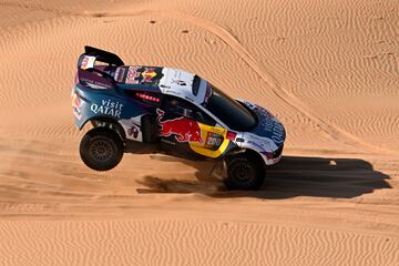 Nasser Al-Attiyah y su copiloto Mathieu Baumel durante la quinta etapa.