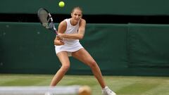 Karolina Pliskova ejecuta un rev&eacute;s en Wimbledon.