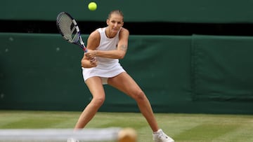 Karolina Pliskova ejecuta un revés en Wimbledon.