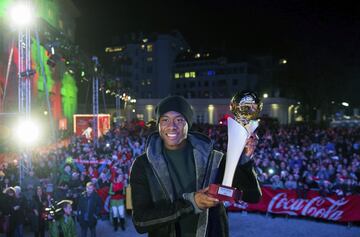 Alaba es el futbolista que mas veces ha conseguido este prestigioso galardón con 7 veces, 6 consecutivas entre 2011 y 2016 y la última en 2020. En la imagen el jugador posa con el trofeo al mejor jugador austriaco del 2015 en el Palacio Liechtenstein de Viena.