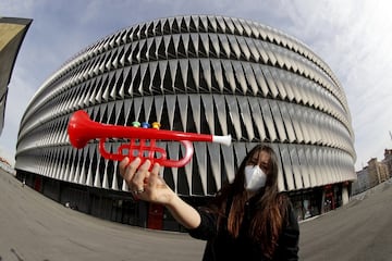 Estíbaliz, comercial del Athletic, muestra una réplica de juguete de la trompeta con la que Asier Villalibre suele celebrar los triunfos del equipo rojiblanco. La icónica trompeta se incluye en la nueva colección de artículos que el club ha sacado a la venta con motivo de las dos finales de la Copa del Rey que disputará en abril.