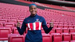 Rasheedat Ajibade posa con la sudadera de su nuevo equipo, el Atl&eacute;tico.