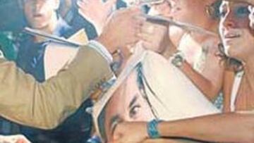 <b>ÍDOLO SEVILLANO. </b>Sergio Ramos fue recibido con este entusiasmo a su llegada a Santa Justa.