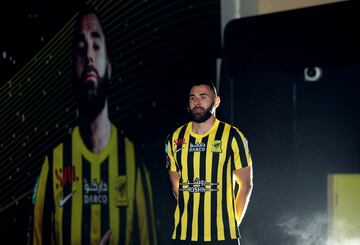 Karim Benzema fue presentado como nuevo jugador del Al Ittihad ante 35.000 personas.