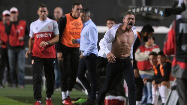 Nelson Vivas se rompió la camisa luego de ser expulsado.