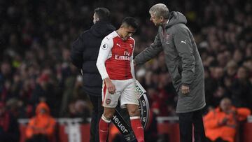 El entrenador del Arsenal, Arsene Wenger, con Alexis S&aacute;nchez.