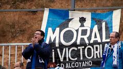 13/11/11 Partido segunda division Deportivo Guadalajara - Alcoyano 
  Afición del Alcoyano en la grada del campo Pedro Escartín seguidores