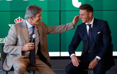 El entrenador del Betis, Manuel Pellegrini, participó en la despedida de Joaquín con muestras de complicidad y cariño. 