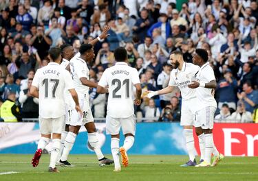 Benzema celebra con sus compañeros el cuarto gol del Real Madrid al Valladolid. 