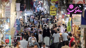Tehran (Iran (islamic Republic Of)), 07/07/2020.- Iranians wearing face masks go shopping in Tehran&#039;s grand bazaar in Tehran, Iran, 07 July 2020. Media reports state on 07 July 2020 that Iran recorded over 200 death cases from coronavirus disease (CO