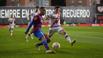 Barcelona&#039;s Sergino Dest, left, is challenged by Rayo&#039;s Fran Garcia during a Spanish La Liga soccer match between Rayo Vallecano and FC Barcelona at the Vallecas stadium in Madrid, Spain, Wednesday, Oct. 27, 2021. (AP Photo/Manu Fernandez)