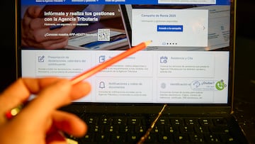 Una persona hace el borrador de su declaración de la renta en un ordenador, a 8 de abril de 2026, en Madrid (España). La Campaña de la Renta y Patrimonio correspondiente al año 2025 ha arrancado hoy, 8 de abril, con la presentación de las declaraciones por Internet. La Agencia Tributaria ya ha puesto a disposición de los contribuyentes sus datos fiscales y otros contenidos con el objetivo de que puedan adelantar las gestiones de cara a la presentación de la declaración. También está disponible el nuevo servicio para obtener el número de referencia para 2025, que permitirá gestionar todos los servicios para la Campaña (y para las campañas anteriores).
08 ABRIL 2026;RENTA;AGENCIA TRIBUTARIA;BORRADOR;CAMPAÑA RENTA;DECLARACIÓN;
Jesús Hellín / Europa Press
08/04/2026
