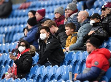 Aficionados con mascarilla en el Burnley FC - Tottenham Hotspur. 