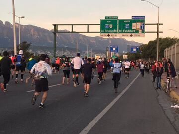 Monterrey vivió una fiesta importante con el Maratón Powerade, donde decenas de corredores desafiaron al frío para cumplir esta meta.