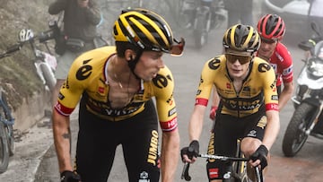 Los ciclistas del Jumbo-Visma Primoz Roglic, Jonas Vingegaard y Sepp Kuss, durante la subida al Angliru en la Vuelta a España 2023.