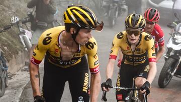 RIBADESELLA, 13/09/2023.- El danes Jonas Vingegaard (2d), y el esloveno Primo Roglic (i) del equipo Jumbo-Visma, en el grupo de favoritos en la decimoséptima etapa de la Vuelta a España disputada este miércoles entre Ribadesella y el Alto de Angliru, de 124,5 km de recorrido. EFE/ Luis Gómez POOL