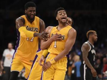 D'Angelo Russell celebra un punto con su compañero Roy Hibbert.