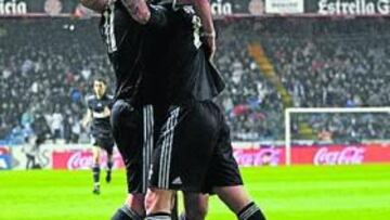 <b>GOLAZO. </b>Benzema y Guti celebran el primer tanto del francés tras una espectacular asistencia de tacón del canterano. Xabi Alonso y Kaká se unen al festejo.