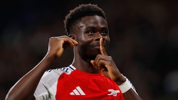 Bukayo Saka, jugador del Arsenal, celebra un gol.