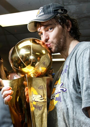 Parecía una cuestión, simplemente, de timing. Y así ha sido: en cuanto Pau Gasol se retiró y se cumplieron los plazos pertinentes, se ha sellado su entrado en el Hall of Fame. Y todo en unos meses de ensueño en este 2023 en el que ya le retiraron, en marzo, su número 16 Los Angeles Lakers y en el que entrará, en octubre, en el Hall of Fame de la FEB. El mejor jugador de la historia de nuestro baloncesto es también una referencia en el mundo FIBA, uno de los mejores jugadores del entorno de selecciones de siempre, y tuvo una de las carreras más impactantes para un jugador europeo en su NBA, cuando todavía se estaban abriendo caminos. Él los recorrió todos, incluidos los All Star y los anillos con la inmortal camiseta de los Lakers.