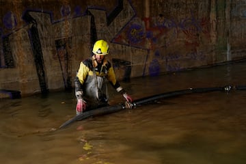 Un bombero trabaja tras las inundaciones provocadas por las fuertes lluvias en Massanassa, Valencia.