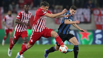 Soccer Football - Europa Conference League - Play Off Second Leg - Olympiacos v Atalanta - Karaiskaki Stadium, Piraeus, Greece - February 24, 2022 Olympiacos' Tiquinho Soares in action with Atalanta's Berat Djimsiti REUTERS/Costas Baltas