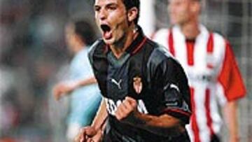 <b>BUENOS TIEMPOS</B>. Morientes celebra el gol conseguido en Champions League ante el PSV.