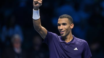 Felix Auger-Aliassime celebra su victoria contra Alexander Zverev en las ATP Finals.