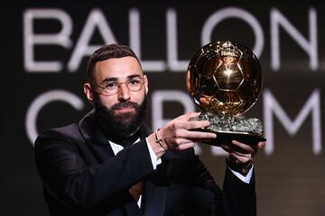 El delantero franc谷s del Real Madrid, Karim Benzema, recibe el Bal車n de Oro durante la ceremonia de entrega del Bal車n de Oro 2022 de France Football en el Teatro del Chatelet de Par赤s.