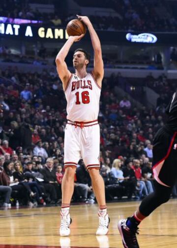 Pau Gasol lanza a canasta.