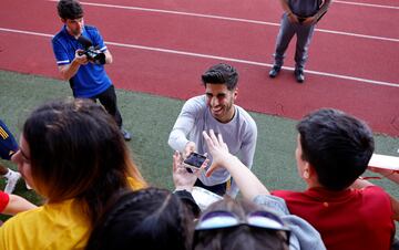 Marco Asensio con los seguidores.