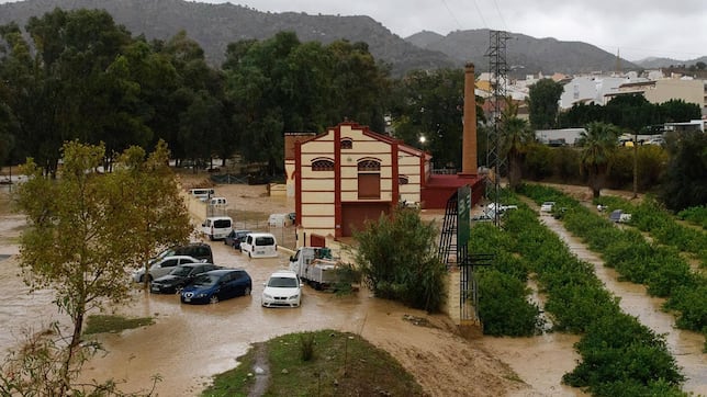 La recomendación de la DGT si te pilla una riada mientras estás en el coche: esto es lo que no debes hacer