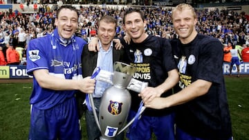 FILE PHOTO: Football - Bolton Wanderers v Chelsea - FA Barclays Premiership  - The Reebok Stadium, Bolton, Britain - April 30, 2005  Chelsea&#039;s John Terry, Roman Abramovich, Frank Lampard and Eidur Gudjohnsen celebrate winning the premier league   Act