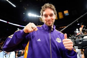 Acostumbrado a romper barreras, Pau Gasol consiguió en 2009, por aparentemente inalcanzable, una de las mayores conquistas del deporte español: el anillo de campeón de la NBA. Lo hizo además siendo pieza clave de los Lakers de Kobe Bryant.